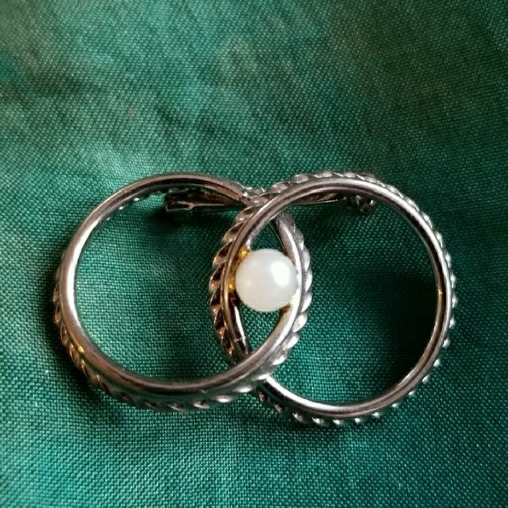 Vintage pin linked rings brooch silver tone